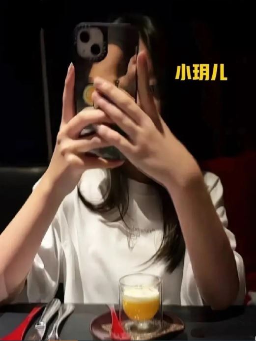 汪小菲一邊甜蜜宣稱正在和女兒「約會」，一邊耐心地將桌上的精緻法式料理一道道介紹給女兒聽，畫面顯得相當溫馨和樂。（圖／翻攝自麻六記小紅書）