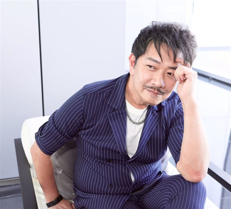 江俊翰收粉絲價值10萬元的福箱感動不已。(圖/記者田俊彥攝影)
