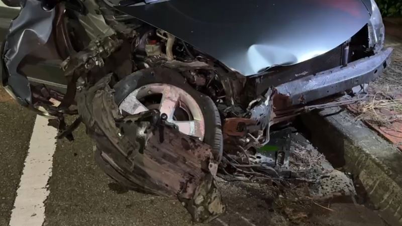 國道自撞事故!安全氣囊爆開…女駕駛受困