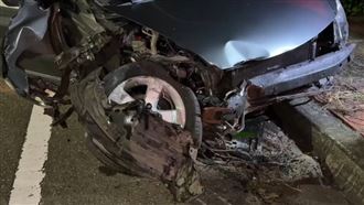 國道自撞事故！安全氣囊爆開…女駕駛受困