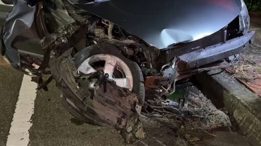 國道自撞事故！安全氣囊爆開…女駕駛受困