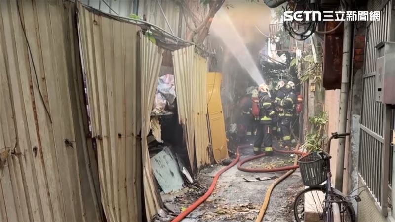 警消出動22車63名消防人員前往搶救。(圖/翻攝畫面)