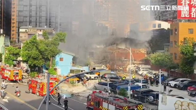 警消到場時已全面燃燒,濃煙直竄天際。(圖/翻攝畫面)