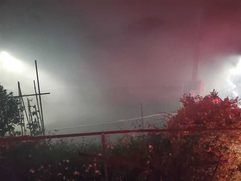 台北市士林區菁山路昨（27日）晚間發生火警，現場鐵皮屋為廚房用途。（圖／翻攝畫面）