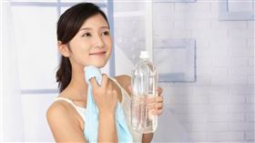 中醫師邵禹豪提醒，如出現疑似中暑症狀，應立即移動到陰涼處，並補充水分、含電解質的飲品。（示意圖／photoAC）