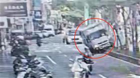 台北市士林區（28日）上午6時許一輛小貨車發生自撞，先衝上分隔島後再撞變電箱。（圖／翻攝畫面）
