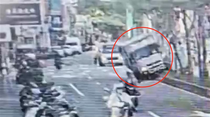台北市士林區(28日)上午6時許一輛小貨車發生自撞,先衝上分隔島後再撞變電箱。(圖/翻攝畫面)