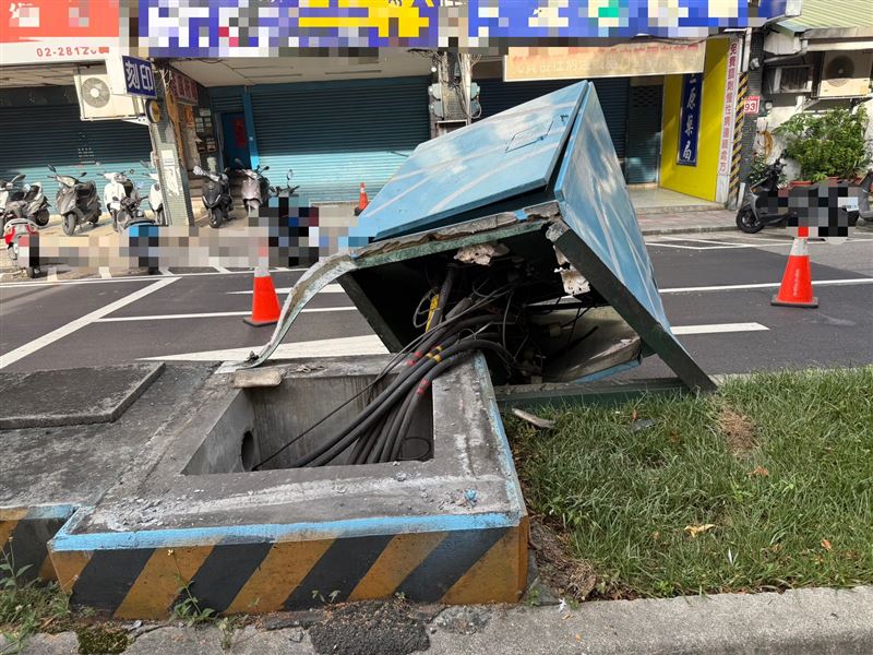 分隔島上的變電箱慘遭連根拔起,更造成191戶停電。(圖/翻攝畫面)