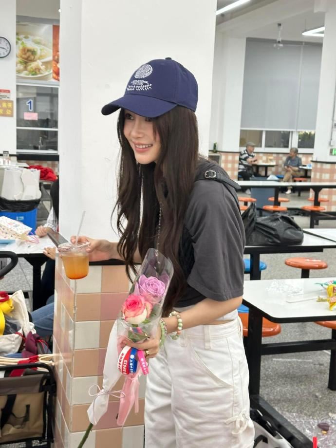 Angelababy低調現身兒子的國際學校參加義賣活動。（圖／翻攝微博）