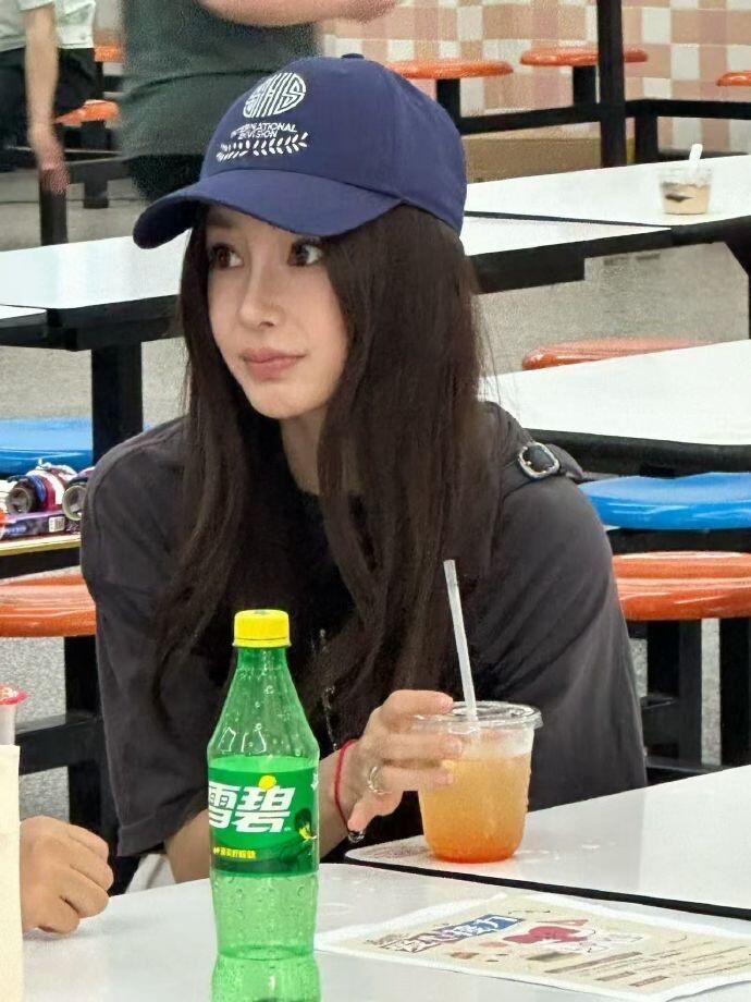 Angelababy穿著簡單休閒，全程親切的與家長和孩子互動。（圖／翻攝微博）