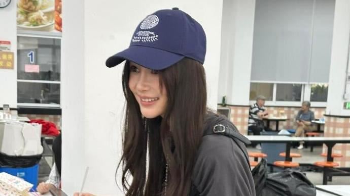 楊穎現身校園義賣 穿露肚裝化身最美家長