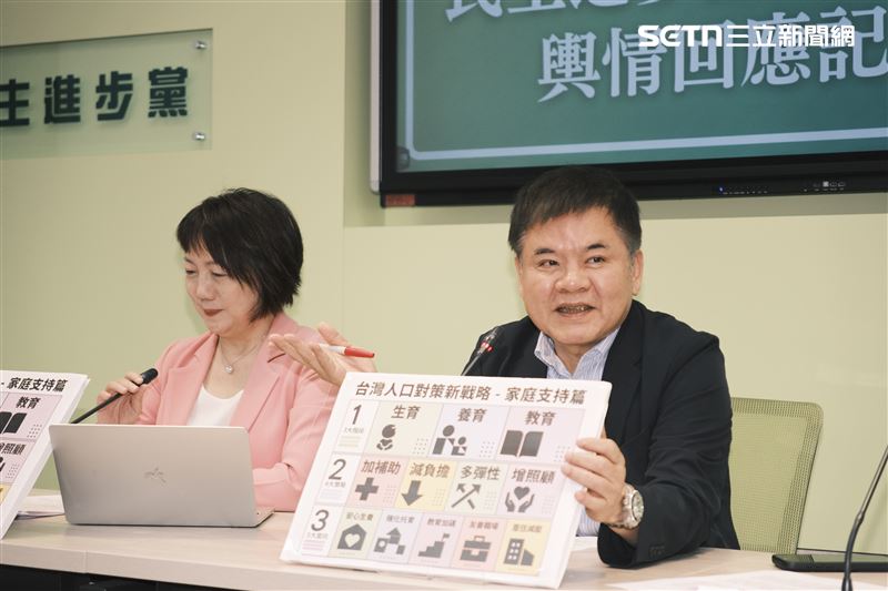 民進黨團上午召開輿情回應記者會,回答人口新戰略政策問題。(圖/記者楊士誼攝影)