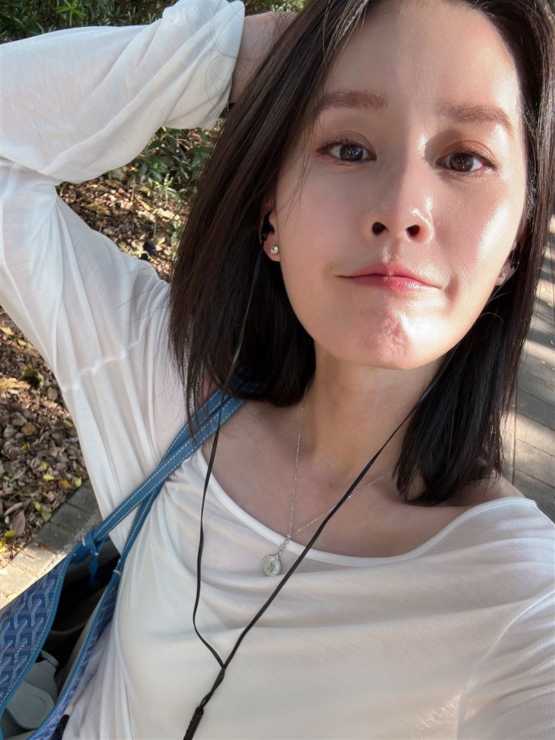 曾愷玹在臉書分享,自己為了玩皮克敏不顧高溫在大太陽下走了70分鐘。(圖/翻攝自臉書)