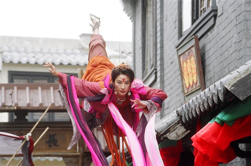 關詠荷在《金裝四大才子》一人分飾兩角,演技精湛飽受肯定。(圖/年代提供)