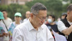 潘俊霖揭露，柯文哲會用平板看YouTube、看新聞看嘲諷敵對陣營的影音，還有大部分的時間看中國歷史宮廷鬥爭戲。（圖／翻攝自柯文哲臉書）