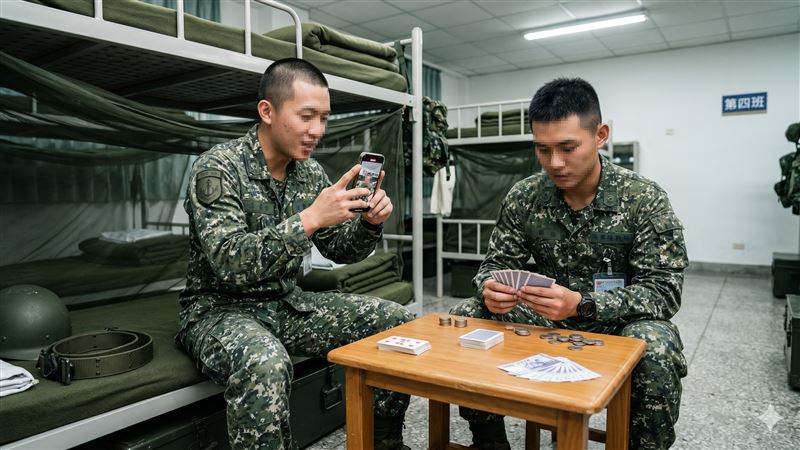 2名後備軍人參加海軍陸戰隊教育召集時,拿同袍提供撲克牌,在寢室內賭博。(示意圖/AI生成)