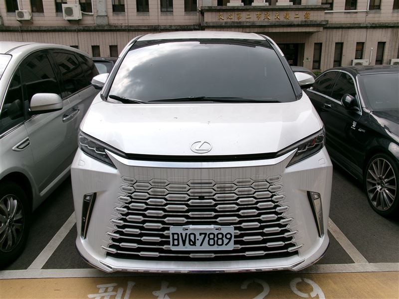 拍賣的物件中,以「夯車」LEXUS LM休旅車最吸睛。(圖/翻攝畫面)