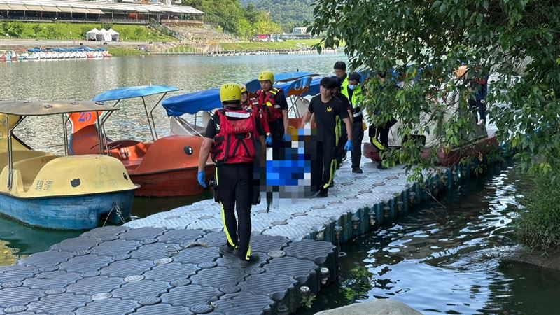 楊翁被消防隊搜尋發現後打撈上岸。（圖／翻攝畫面）