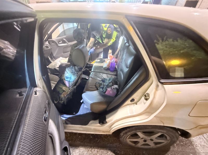 警方從車上搜出安非他命，駕駛唾液快篩呈現陽性反應。(圖／翻攝畫面)