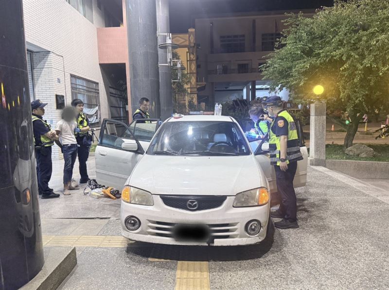 仁愛分局警方攔檢一輛行車不穩的車輛，發現駕駛吸食安非他命毒駕。(圖／翻攝畫面)