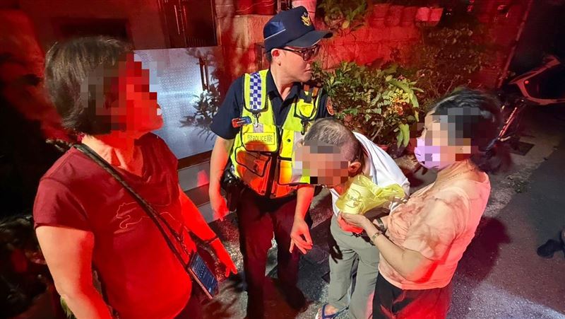 翁買奶茶癱坐!打烊闆娘深夜開門救人