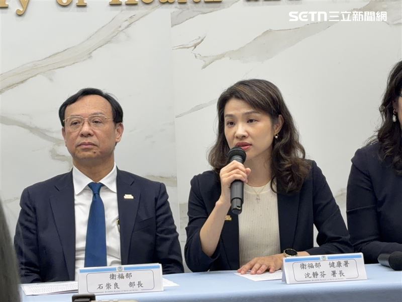 國健署長沈靜芬(右)表示,現行法制對於「持有」電子煙尚無明確罰則。為補足現行制度不足,衛福部已將「持有類菸品及其組合元件」納入修法重點,修正草案規劃未來除可依法沒入外,亦將比照使用行為,處新台幣2千元至1萬元罰鍰。相關修正條文目前已送行政院審查。(圖/記者簡浩正攝影)