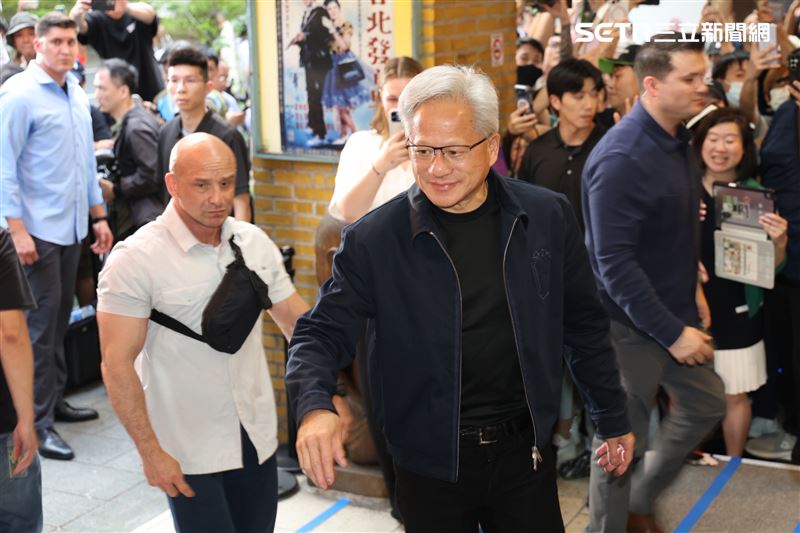 輝達執行長黃仁勳再兆元宴中罕見不穿招牌皮衣換上Dior深藍夾克外套。（圖／記者鄭孟晃攝影）