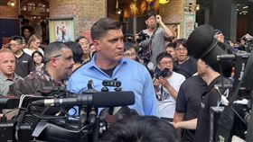 兆元宴活動尚未開始前，維安團隊就已提前進駐，一名外型壯碩、肌肉結實的外籍保鑣更成為全場焦點。由於身形壯碩如好萊塢男星「巨石強森」，不少媒體與網友直接稱他是「台版巨石強森」。（圖／記者師瑞德攝影）