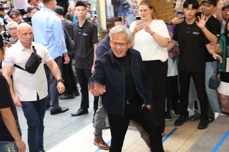 黃仁勳第五次「兆元宴」登場,台積電、鴻海等AI巨頭全數出席。與會企業總市值衝破80兆台幣,驚人財力足以買下半個歐洲股市,盡顯台灣硬體國家隊在全球AI大戰的霸主地位。(圖/記者鄭孟晃攝影)
