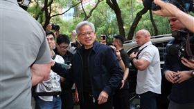 黃仁勳第五次「兆元宴」登場，台積電、鴻海等AI巨頭全數出席。與會企業總市值衝破80兆台幣，驚人財力足以買下半個歐洲股市，盡顯台灣硬體國家隊在全球AI大戰的霸主地位。（圖／記者鄭孟晃攝影）