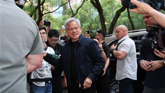 黃仁勳送千元大鈔　女粉高喊這句逗翻全場
