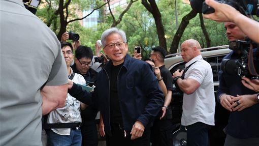 黃仁勳送千元大鈔　女粉高喊這句逗翻全場