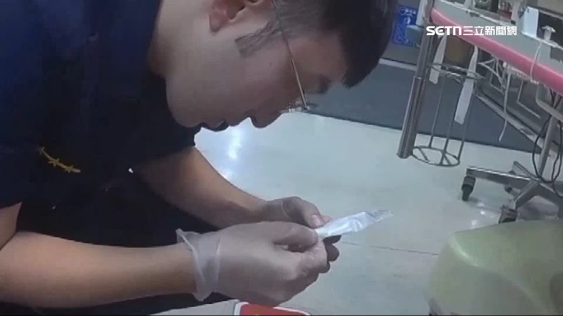 員警仔細觀察粉末