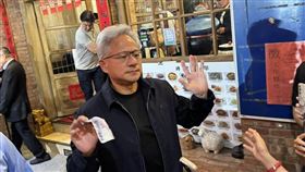 黃仁勳「兆元宴」外湧現瘋狂人潮，粉絲甚至捧著紫南宮金雞母現身。黃仁勳將簽名的千元大鈔轉贈給現場孩童，不料現場推擠極其混亂，家長為搶鈔票不顧一切將孩子往前推，嚇得小朋友當場崩潰大哭。（圖／記者師瑞德攝影）