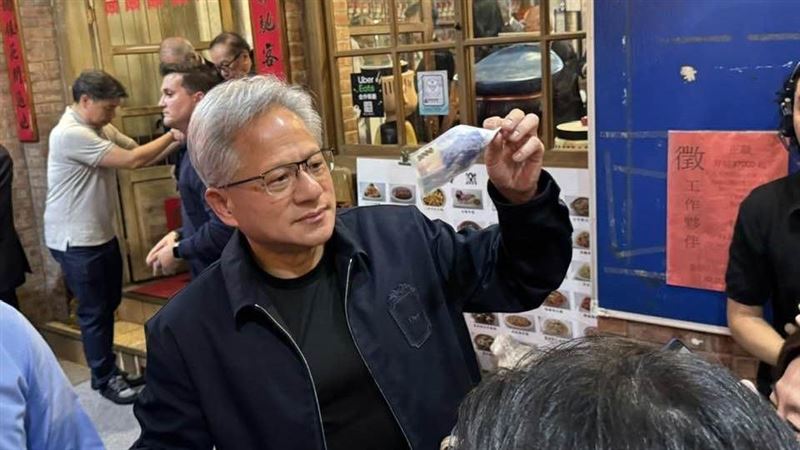 黃仁勳「兆元宴」外湧現瘋狂人潮,粉絲甚至捧著紫南宮金雞母現身。黃仁勳將簽名的千元大鈔轉贈給現場孩童,不料現場推擠極其混亂,家長為搶鈔票不顧一切將孩子往前推,嚇得小朋友當場崩潰大哭。(圖/記者師瑞德攝影)