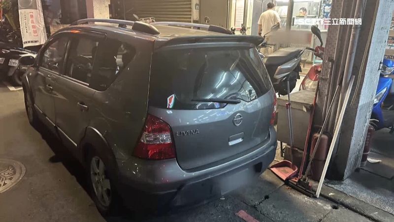 轎車直接大喇喇停在門口