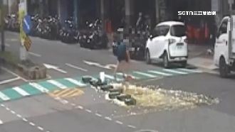 車門沒關！轉彎「千顆蛋噴飛」滿地蛋液