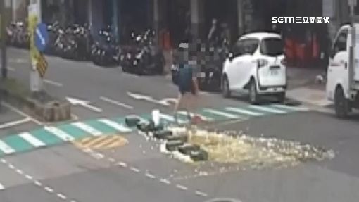 車門沒關！轉彎「千顆蛋噴飛」滿地蛋液