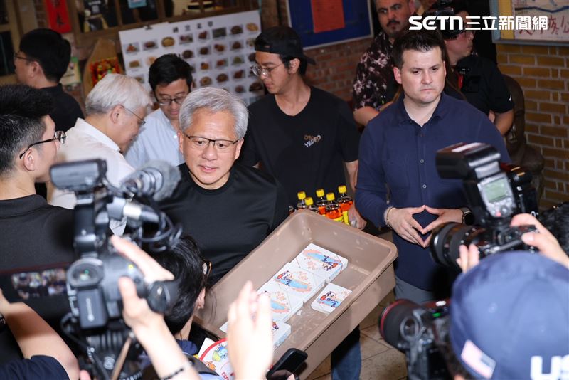 「兆元宴」席間輝達執行長黃仁勳一如往常展現親民作風，還與台積電董事長魏哲家、鴻海董事長劉揚偉親自端出「香腸油飯」與冰涼的「蘋果西打」，發送給守候在外的媒體與粉絲，讓現場氣氛瞬間嗨翻。（圖／記者鄭孟晃攝影）