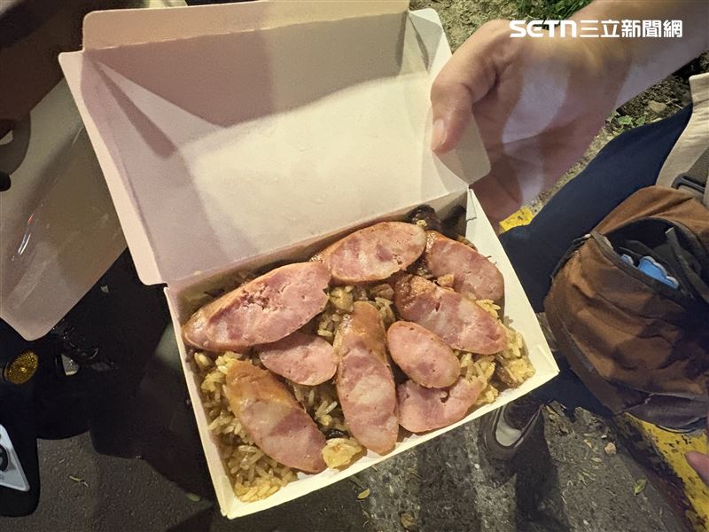 黃仁勳誠意十足，端出的餐盒不僅份量十足，打開後更是鋪滿香腸，香氣四溢，令人食指大動。（圖／記者王文承攝影）