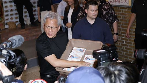 黃仁勳親拿流沙包送萌娃　反應逗笑全場