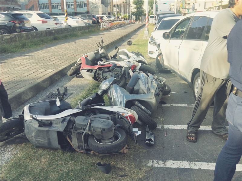 多輛機車被波及。(圖/翻攝畫面)
