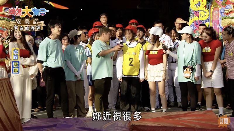 瓜哥注意到戴姓女大生配戴的眼鏡鏡片相當厚,她當時則在鏡頭前大方回應,透露自己「近視700多度。」(圖/翻攝自綜藝大集合YouTube)