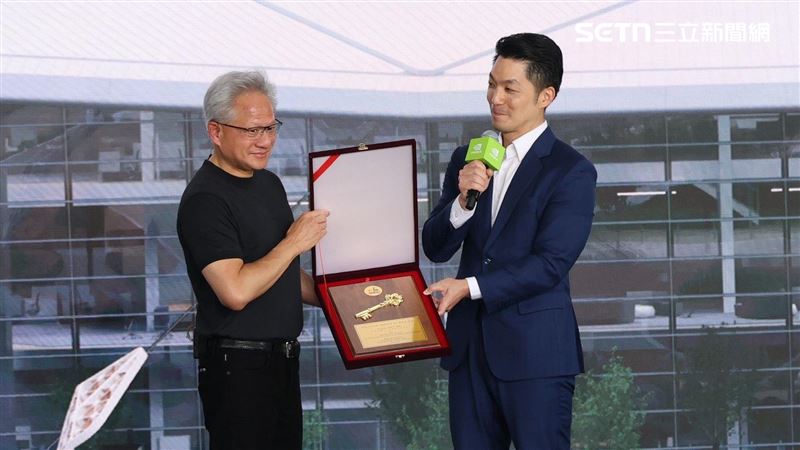 黃仁勳1句蔣萬安愣住 沈伯洋神回網讚爆