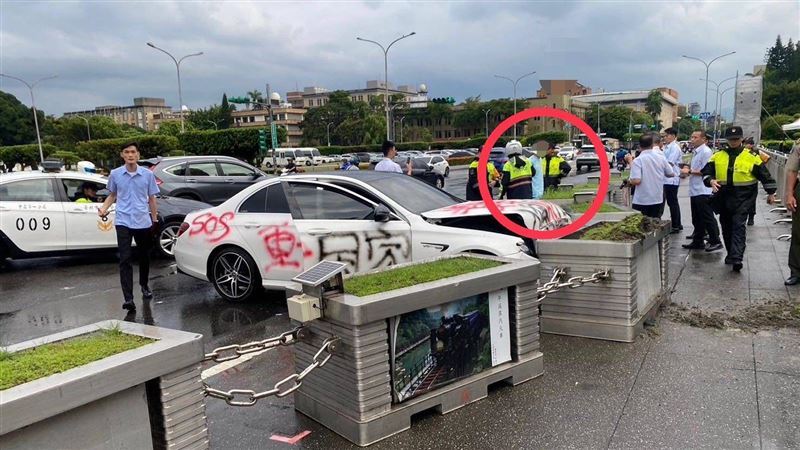 杜男開車衝撞總統府,獲緩刑3年,須向公庫支付6萬元,全案定讞。(圖/翻攝畫面)