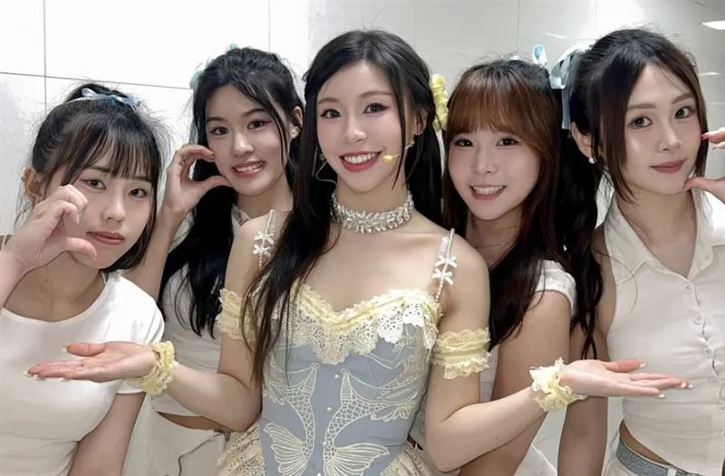 《宇宙啦啦隊》爆出參賽者樺樺（中）演出舞蹈與韓團GFRIEND過去編舞，幾乎一模一樣「複製貼上。」（圖／翻攝自IG@vlcosmicangels）