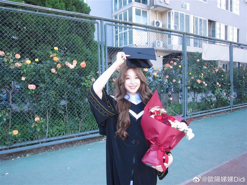 歐陽娣娣正式成為劉亦菲、楊冪學妹。（圖／翻攝自歐陽娣娣微博）