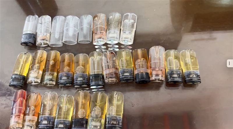 查獲用以分裝依托咪酯分裝罐7罐、甘油3瓶、香精3瓶、電子菸彈19顆等毒品。(圖/翻攝畫面)
