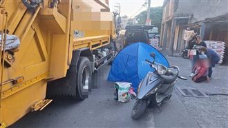 7歲童跨坐機車突暴衝　遭垃圾車輾頭慘亡