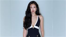 Jennie出席Chanel 2026工坊系列大秀。（圖／翻攝自X平台 @VogueFrance）